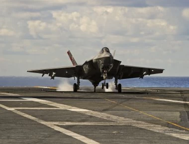 F-35C: Πλάνα από ασκήσεις απονήωσης και προσνήωσης σε αεροπλανοφόρο